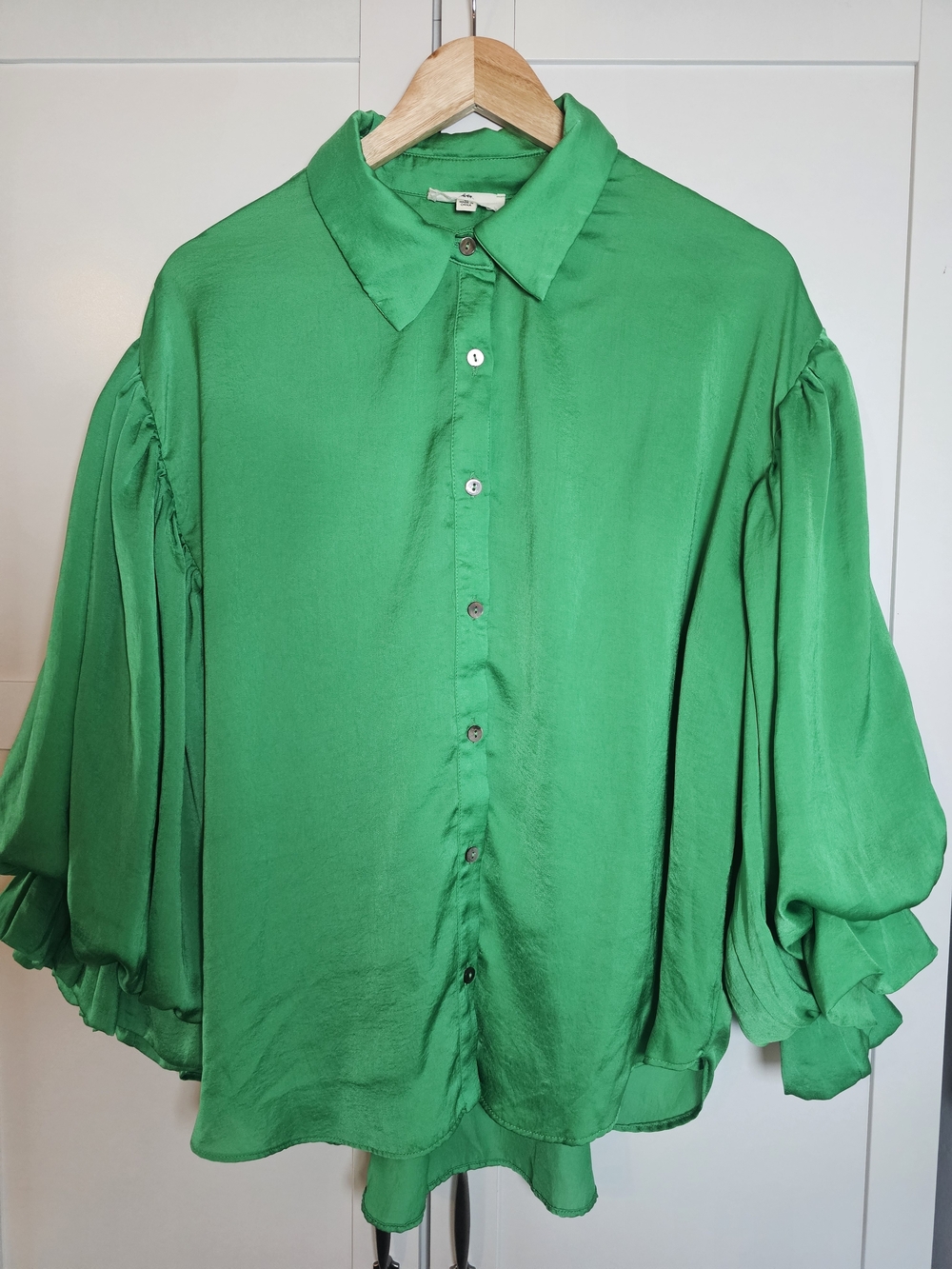 Entro Kelly Green Satin Balloon Sleeve Button Down Blouse Size M Career Boho